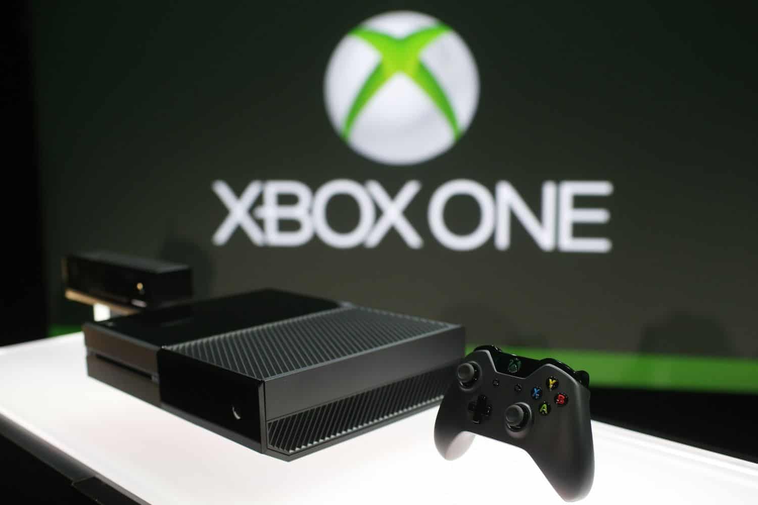How to update and download games while your Xbox one is ...