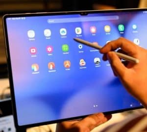 Samsung Galaxy Tab S10 Ultra slim, lightweight, powerful, and with useful AI features for work and entertainment 22 Samsung Galaxy Tab S10 Ultra
